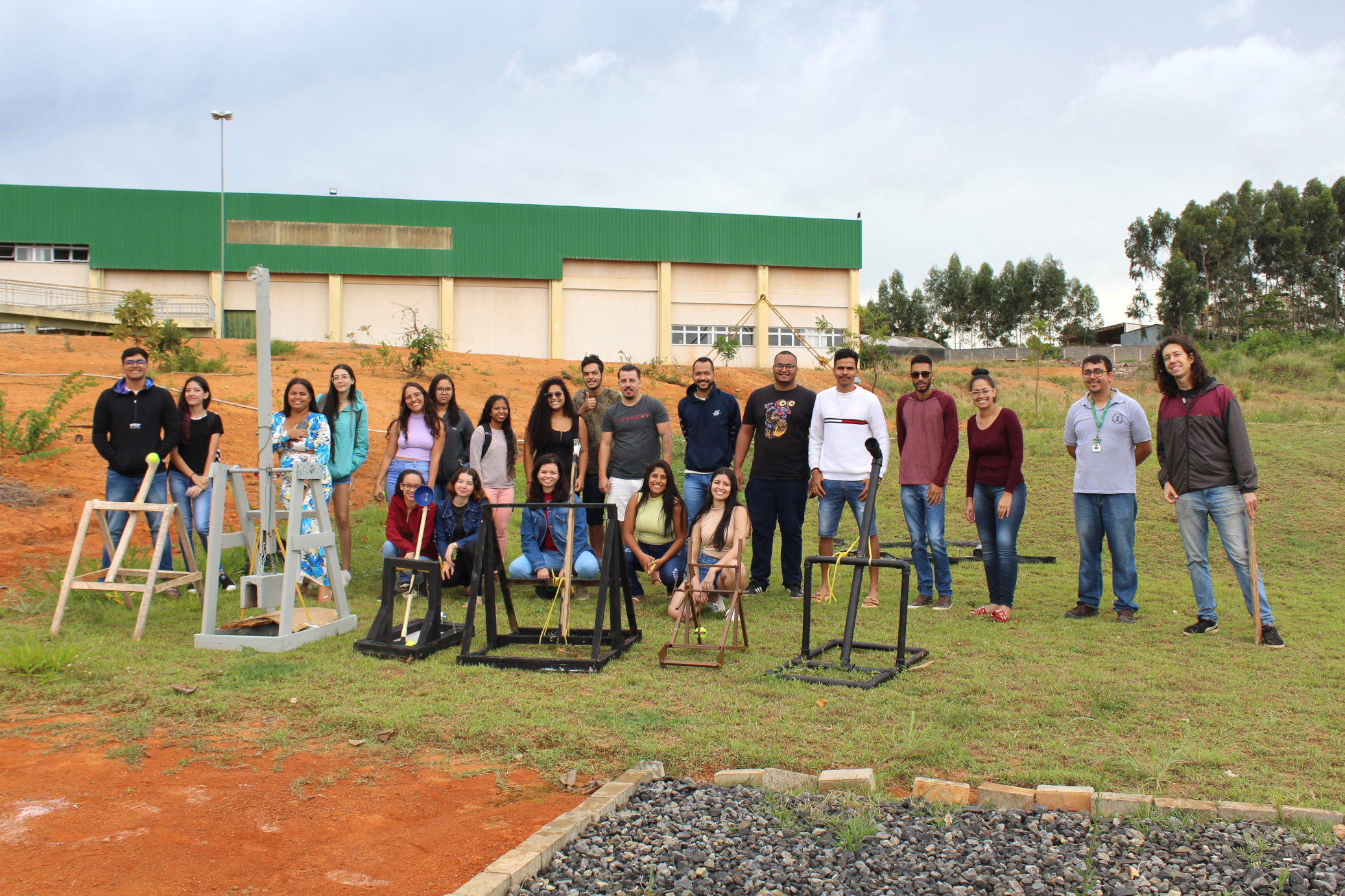 Equipes participantes e Comissão Organizadora da Competição de Catapultas